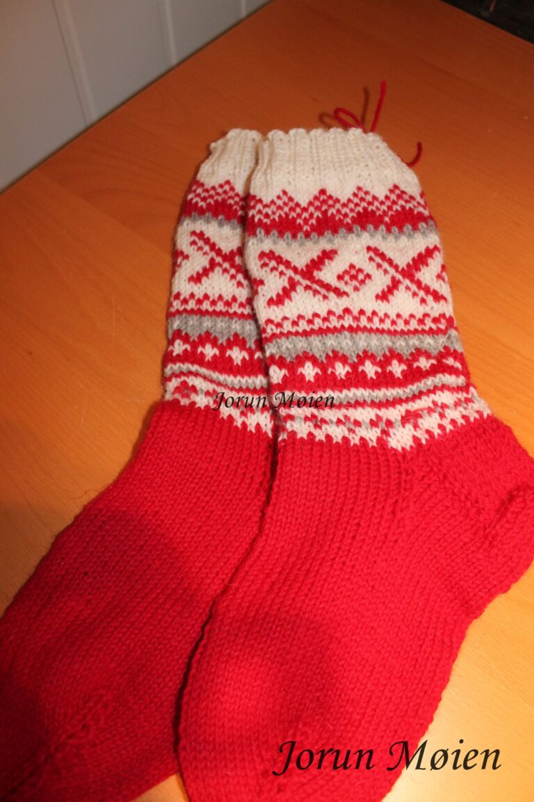 finn gratis mønstre for drops sokker. enkelte og detaljerte oppskrifter for å strikke vakre sokker i forskjellige stiler.