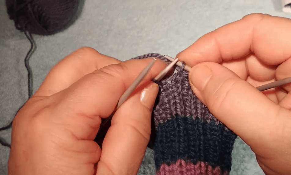 lær hvordan du strikker sokker steg for steg med våre enkle og detaljerte instruksjoner, perfekt for både nybegynnere og erfarne strikkere.